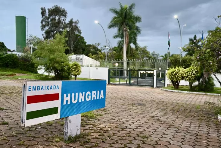 Brésil: un séjour de Bolsonaro à l’ambassade de Hongrie sème le trouble 
